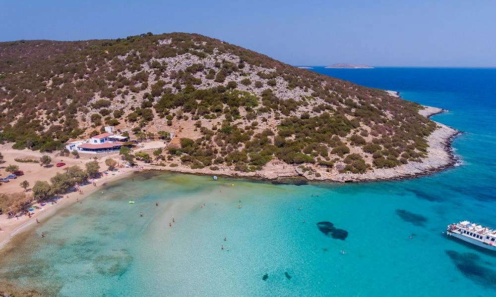 Το ελληνικό νησί που «αποθεώνει» η The Sun για τις ομορφιές και τις παραλίες του